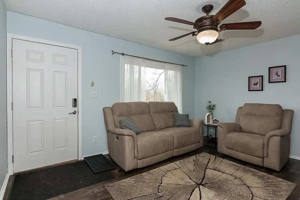 3 bed, 925 sqft, $1,600 — Photo 3