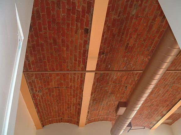 VAULTED ARCHED BRICK CIELING W SOHO STYLE SUSPENDED DUCT (CENTRAL HAVC)