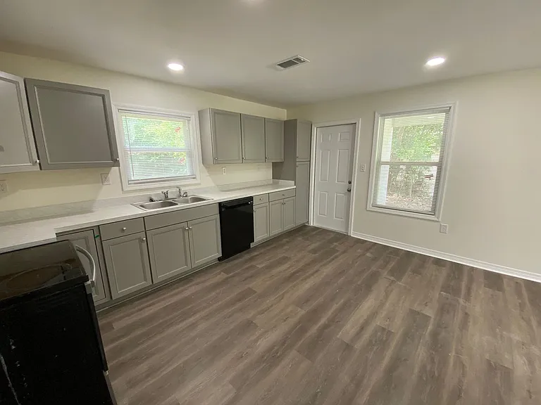 2468 Morningside Dr — Photo 2