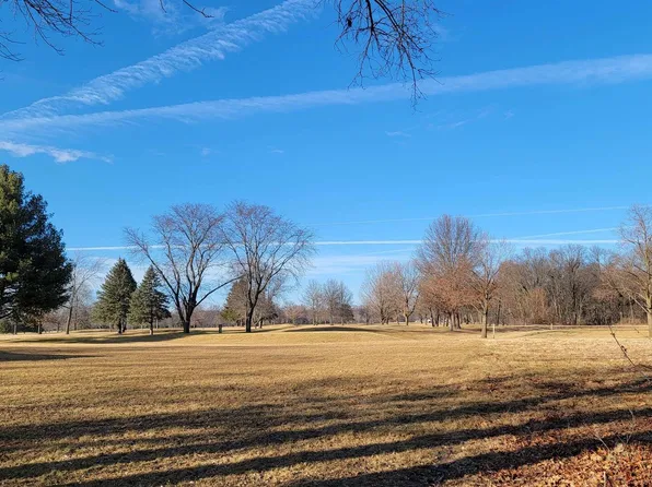 4 Bay Hill Dr, Coal Valley, IL 61240