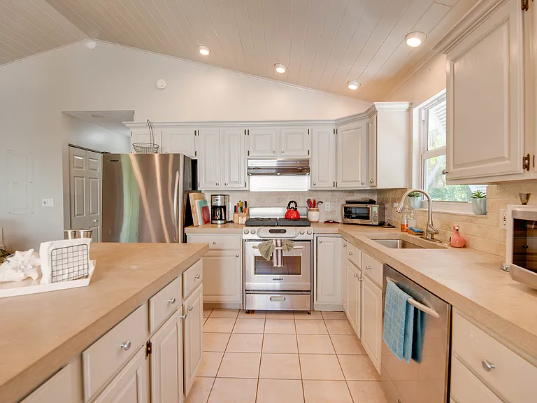 1161 Coates Ln — Photo 5