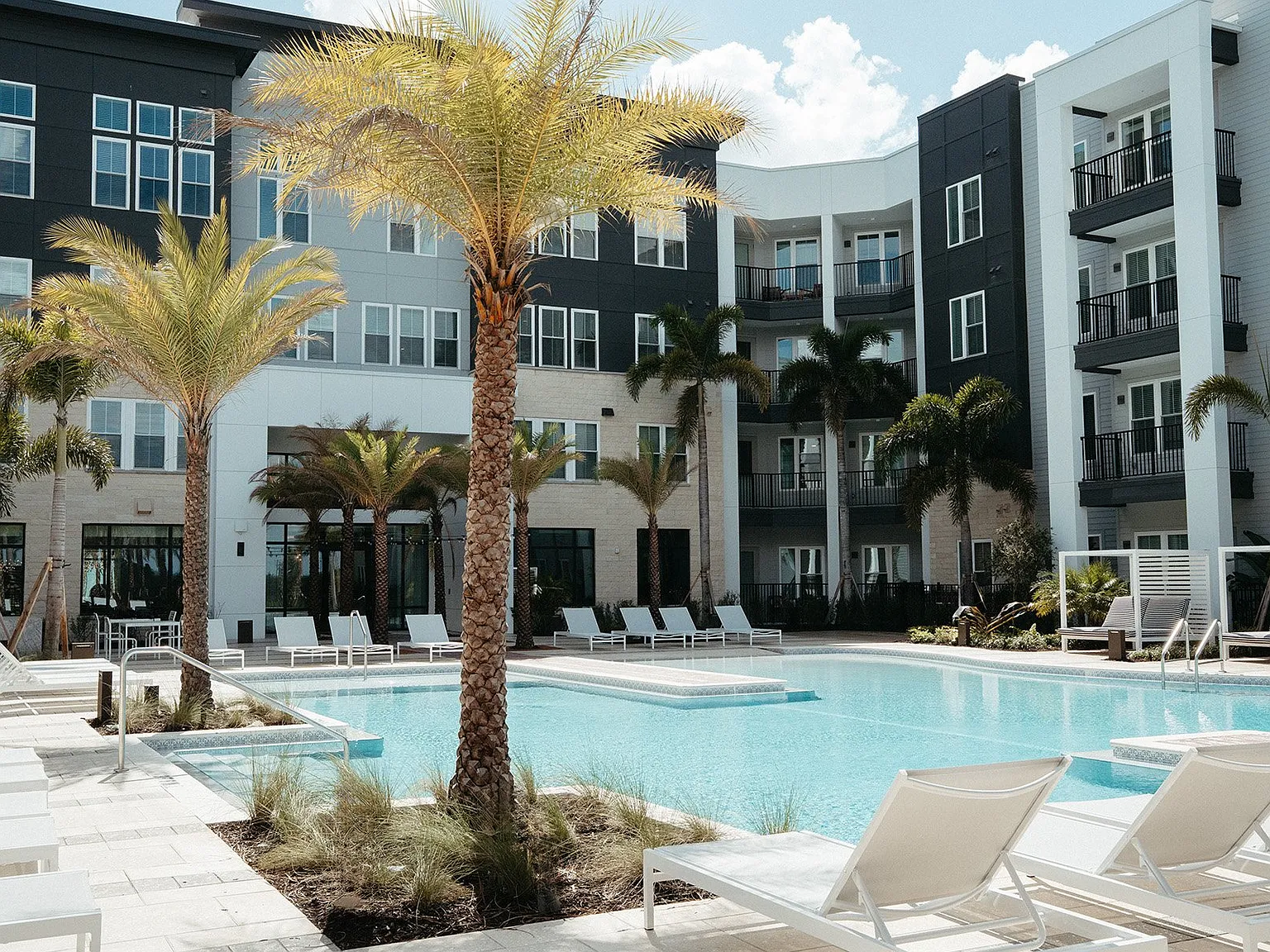 The Residence Peninsula Apartments — Photo 1