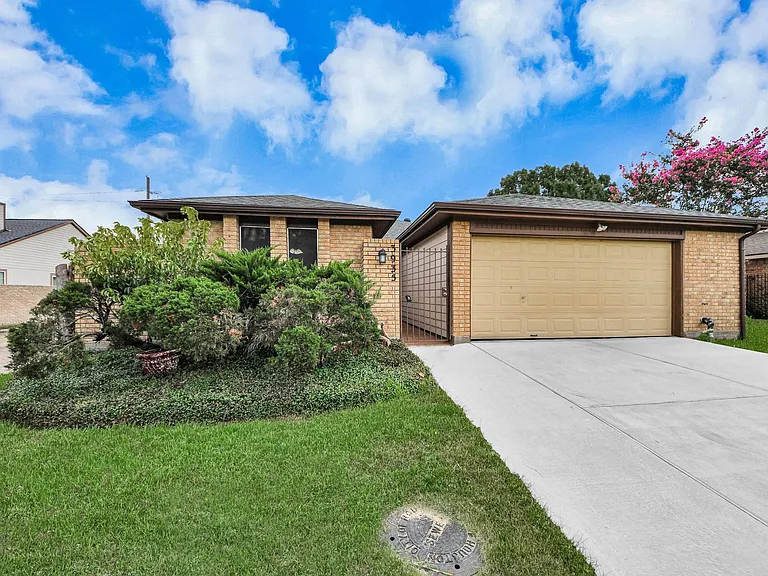 3935 Heathersage Dr — Photo 1