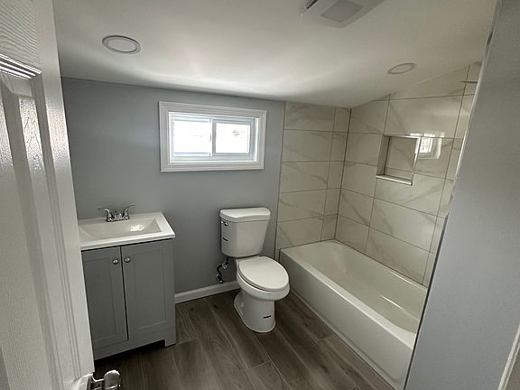4th image of 385 Clayton St #2