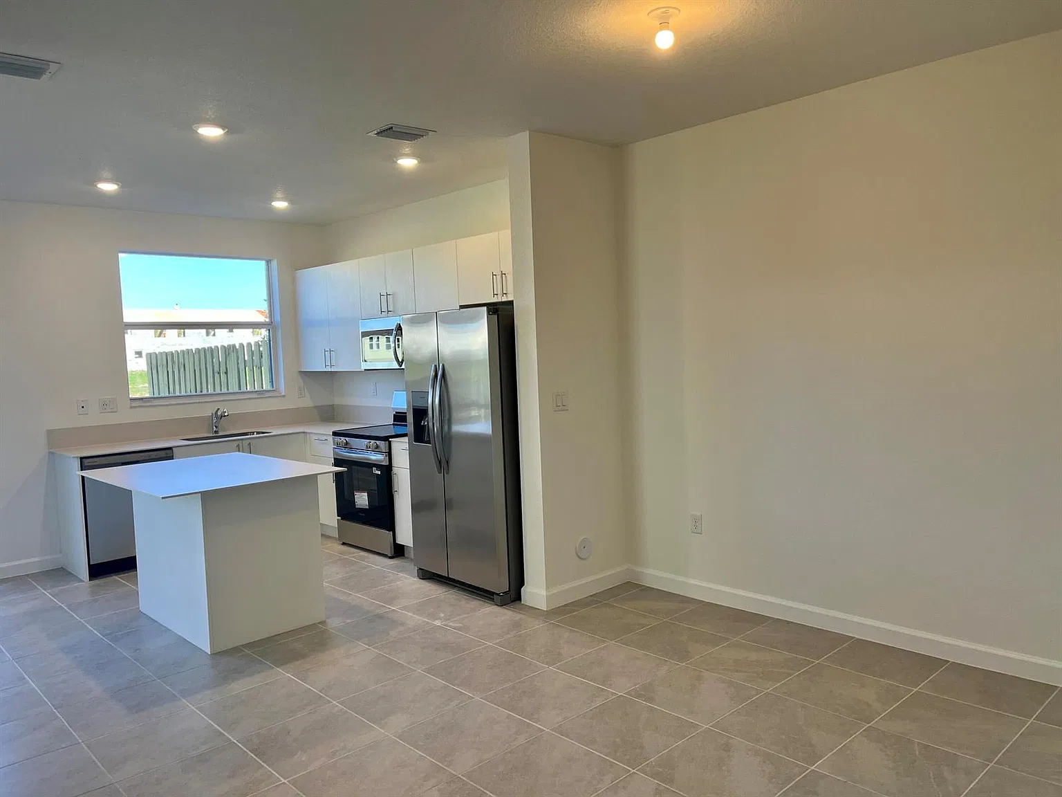 3 bed, 1328 sqft, $2,500 — Photo 2