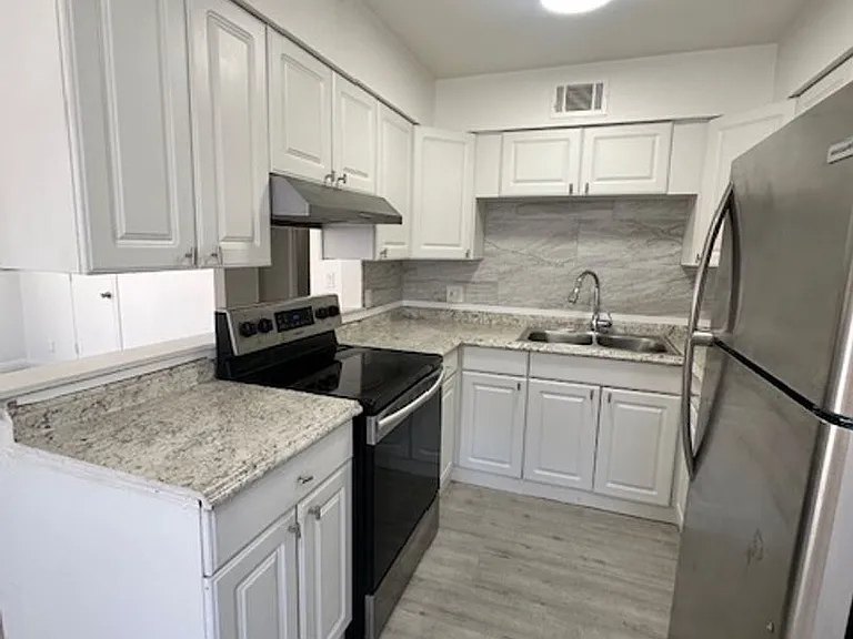 2121 Oceanus Ln — Photo 2
