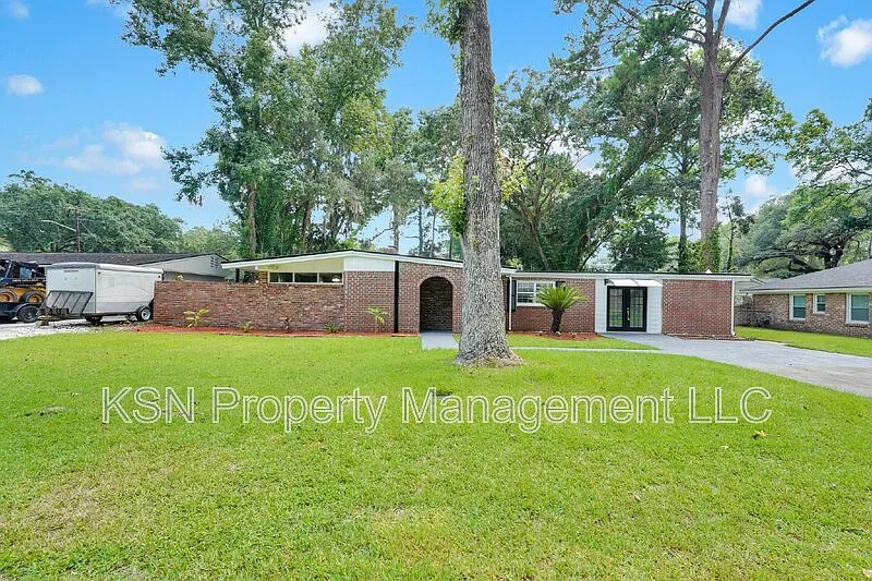 4 bed, 3.0 bath, 2295 sqft, $2,600 — Photo 3