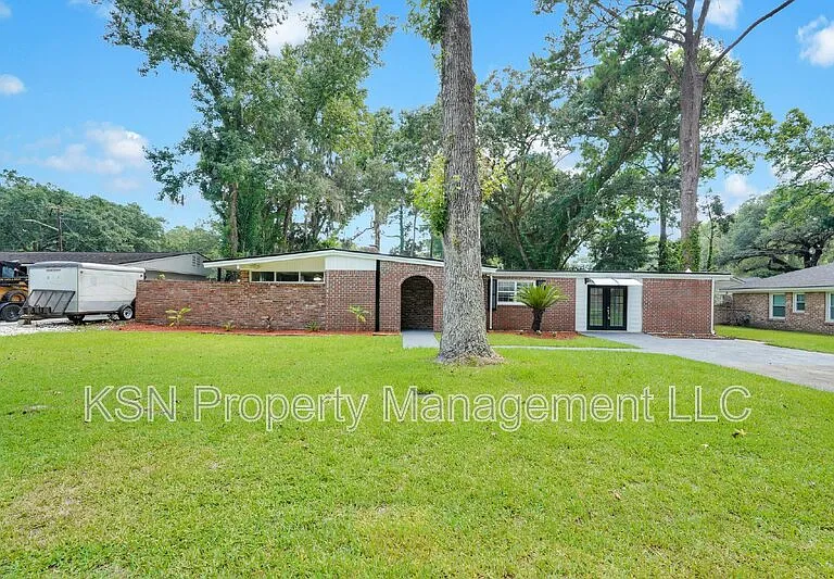 117 Windsor Rd — Photo 3