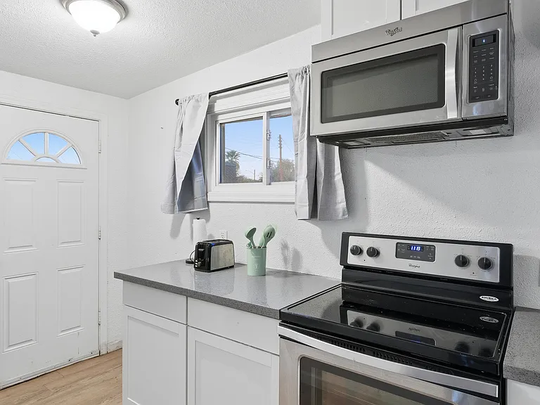 1908 E Lynne Ln #B — Photo 10