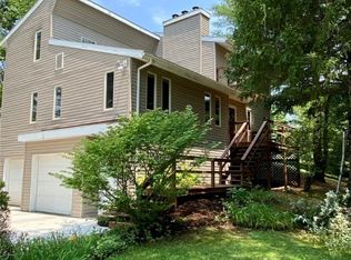 55 Cherry Hills Dr, Belpre, OH 45714