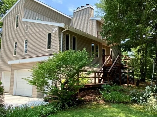 55 Cherry Hills Dr, Belpre, OH 45714