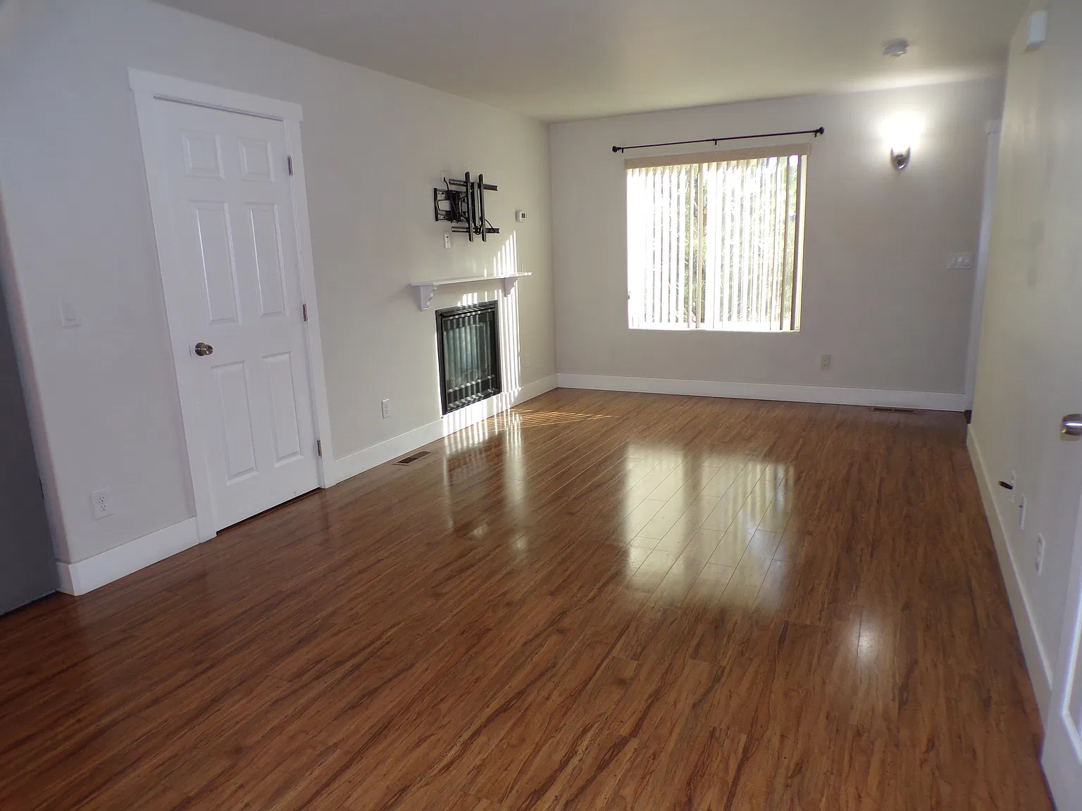 3 bed, 1215 sqft, $2,400 — Photo 2