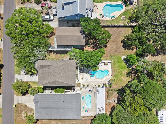3rd image of 2219 E Pelican Dr