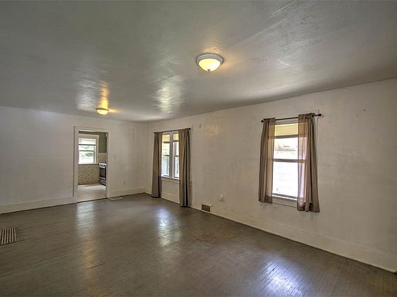 5th image of 1371 E Division St