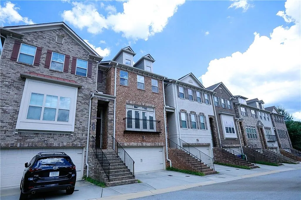 3 bed, 3.5 bath, 2213 sqft, $3,650 — Photo 2