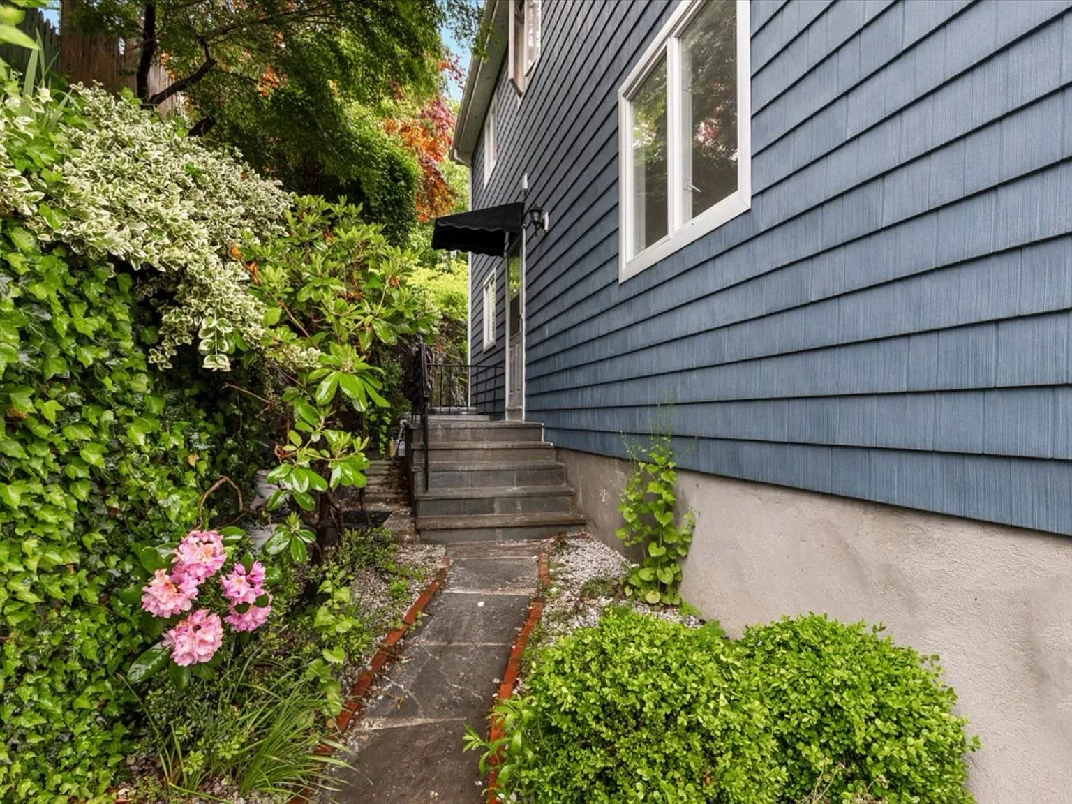 3 bed, 1050 sqft, $4,200 — Photo 3