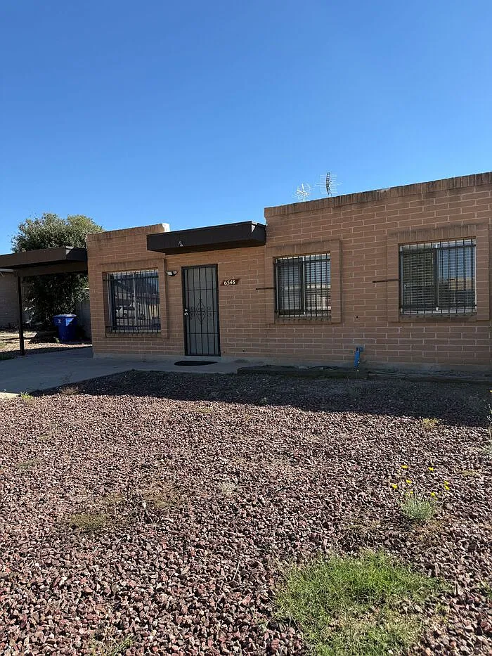 3 bed, 1.0 bath, 951 sqft, $1,350 — Photo 1