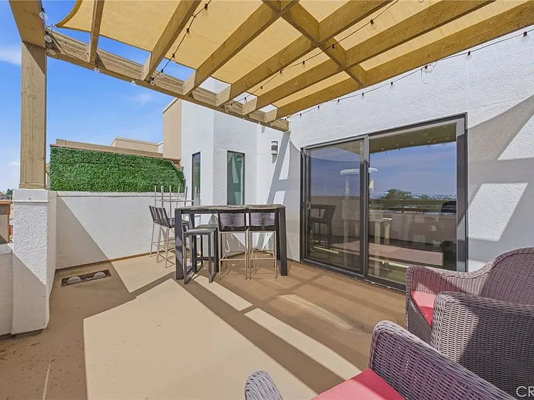 1660 Topanga — Photo 9