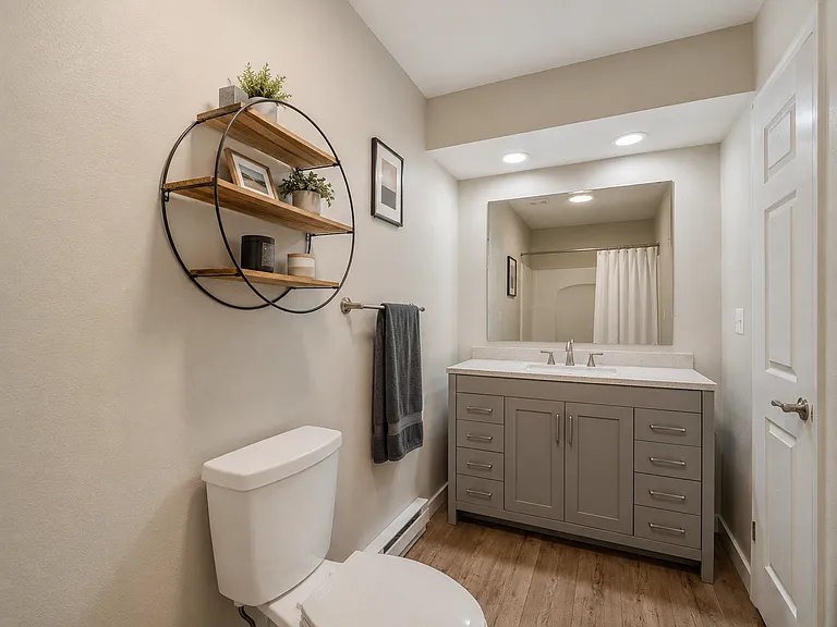 Upstairs bathroom Virtually staged