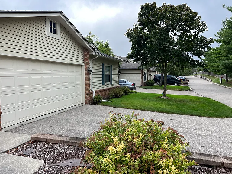 5658 Drake Hollow Dr W — Photo 3