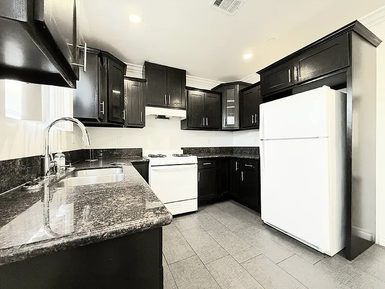 116 W 50th St — Photo 11