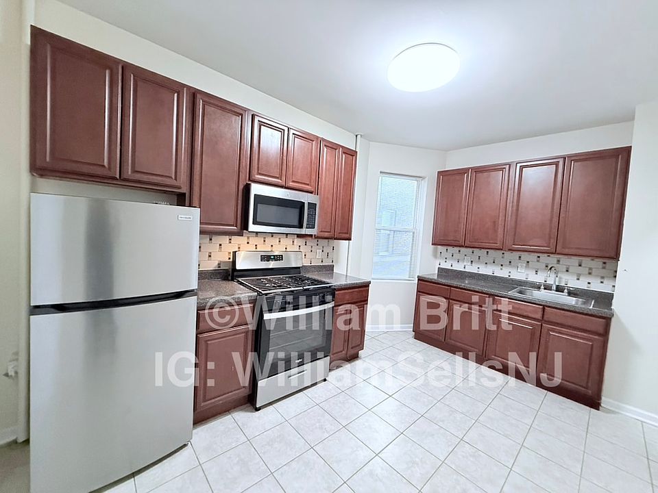 1st image of 146-150 Manhattan Ave #1A