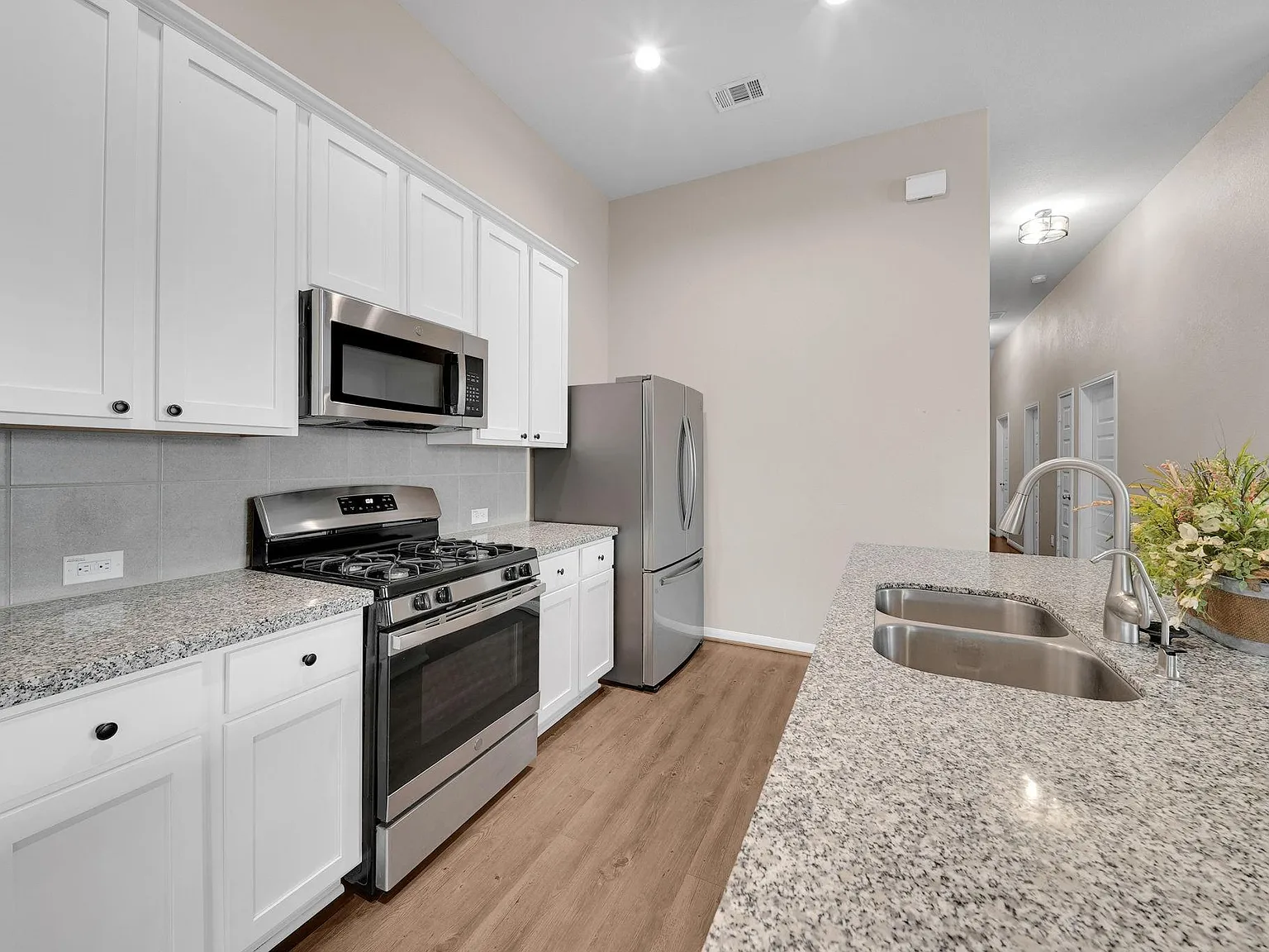 3 bed, 2.0 bath, 1697 sqft, $2,200 — Photo 2