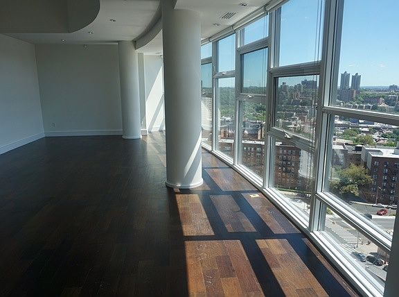 3rd image of 3625 Oxford Ave