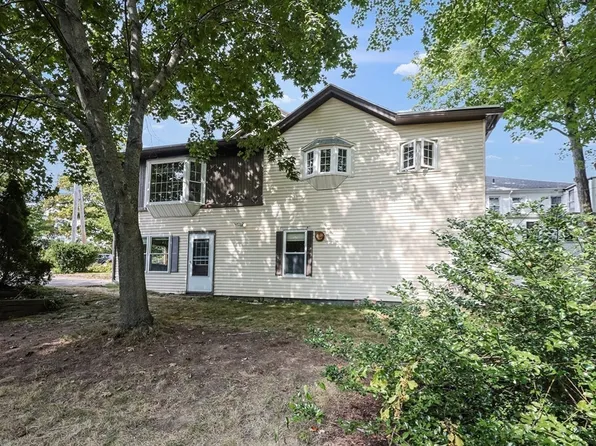 4 Hartford Ave S, Upton, MA 01568