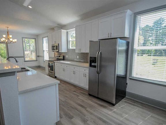 4th image of 140 Charles Willis Dr