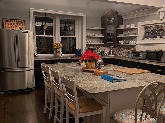 Kitchen with large island