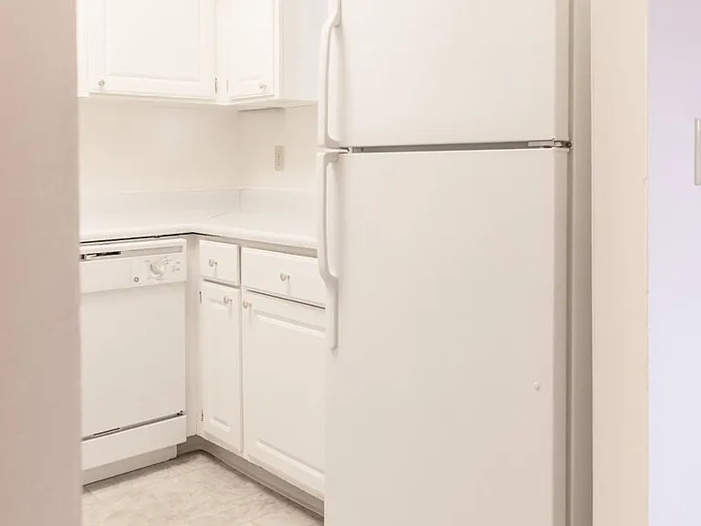 Windsor Gardens Apartments — Photo 23