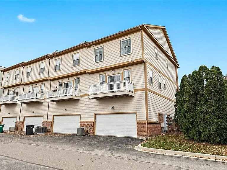 1515 Town Commons Dr — Photo 2