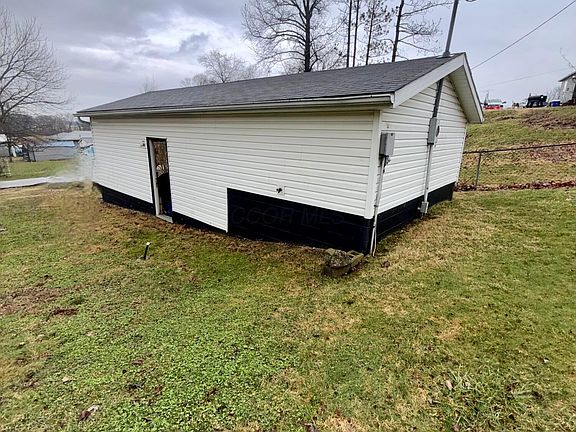 4th image of 216 Summit Rd