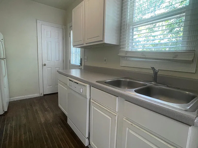 2202 Leon St — Photo 10