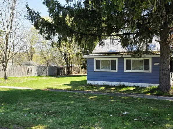 321 S 4th St, Edmore, MI 48829
