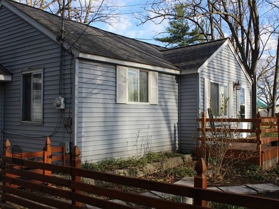 2nd image of 110 Dexter St