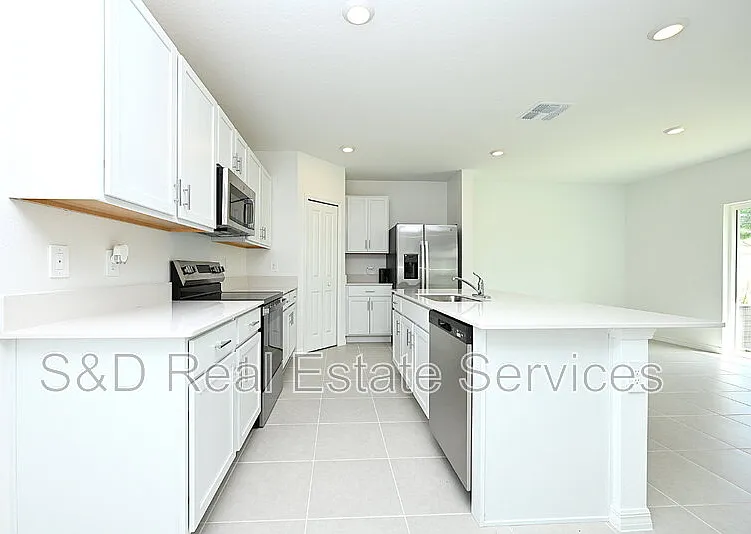 4 bed, 2.5 bath, 1878 sqft, $2,100 — Photo 3