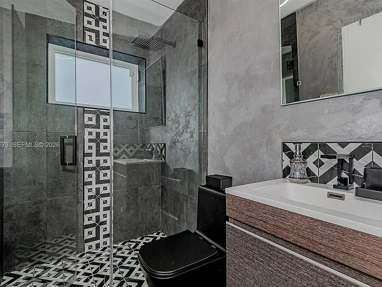 2425 SW 26th Ln — Photo 7