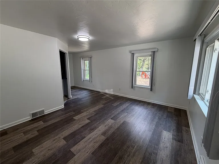 1113 Rochester Rd — Photo 9