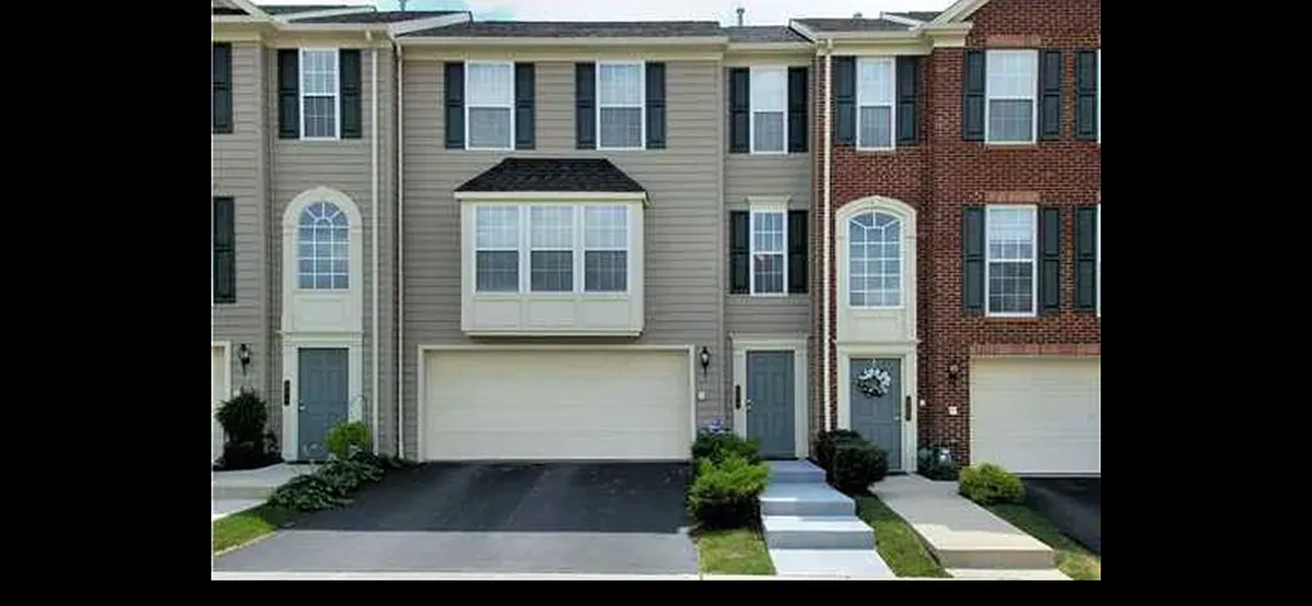 Building Photo - 302 Village Pl