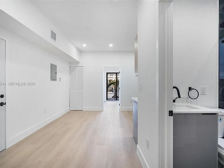 629 SW 10th Ave #6 — Photo 36