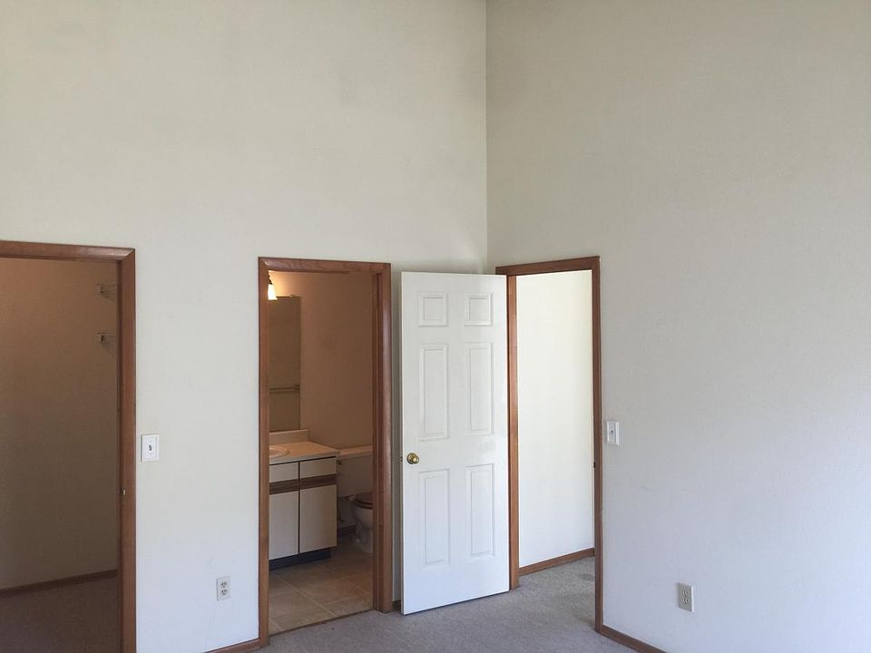 1st image of 923 Hampton Place Blvd #923