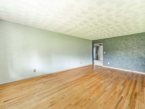 4th image of 119 W Main St
