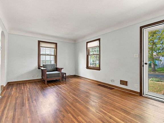 5th image of 5549 37th Ave S