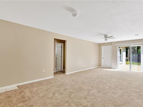 4th image of 8129 N Packwood Ave