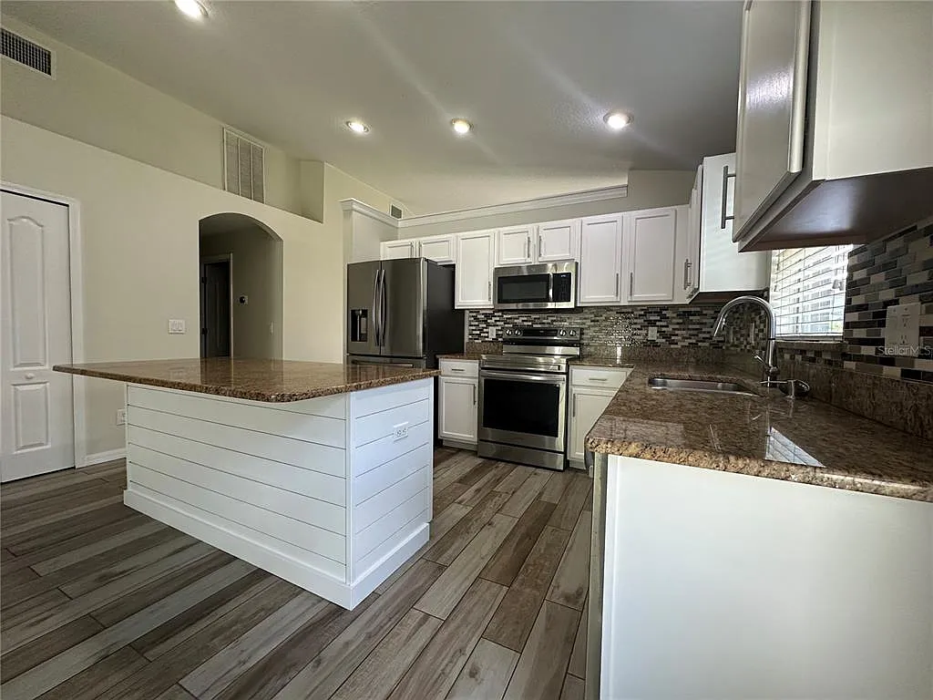 4 bed, 2.0 bath, 1990 sqft, $2,600 — Photo 3