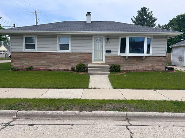 1215 Buchholz St, Two Rivers, WI 54241