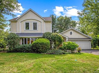 18 Locust Ln, Roslyn Heights, NY 11577