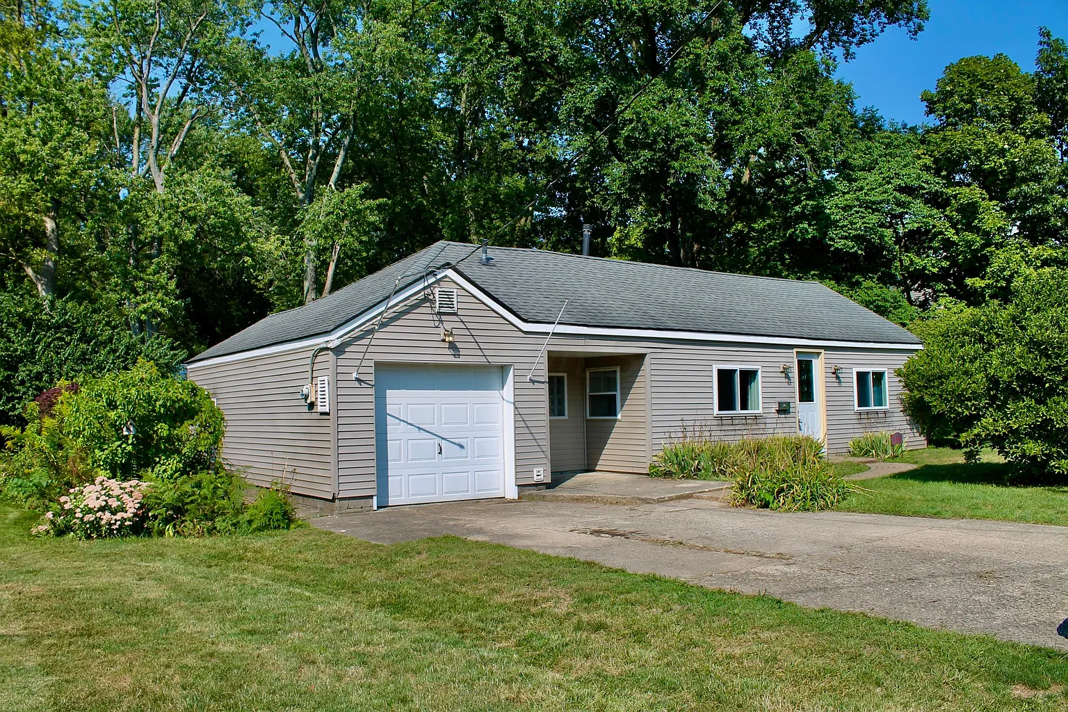 2510 Eastcleft Dr photo 1